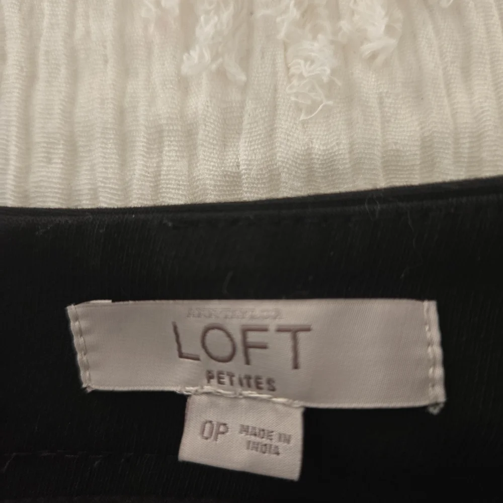 ❤️❤️❤️LOFT Black Ponte Pencil Skirt - Classic Fitted Silhouette - Picture 2 of 4